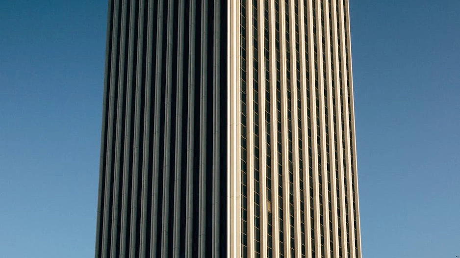 Moderní univerzitní budova symbolizující vzdělání a růst.